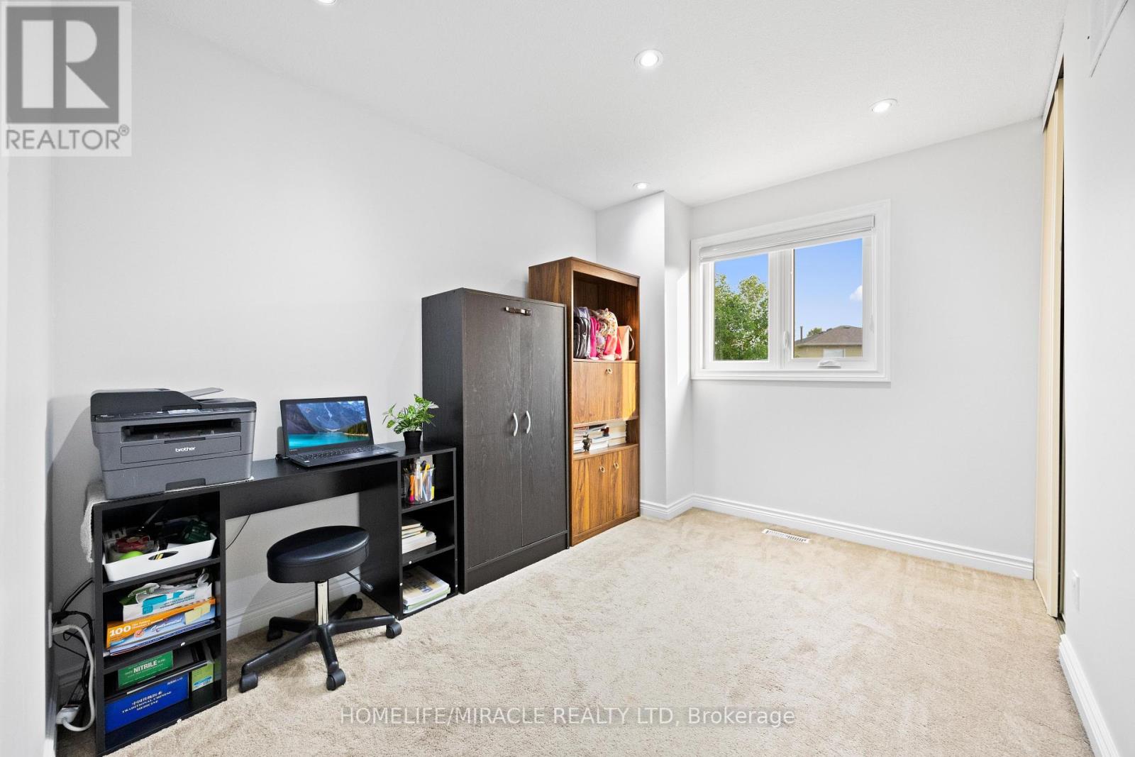 Photo 27 of 21 Folkstone Crescent, Brampton ON