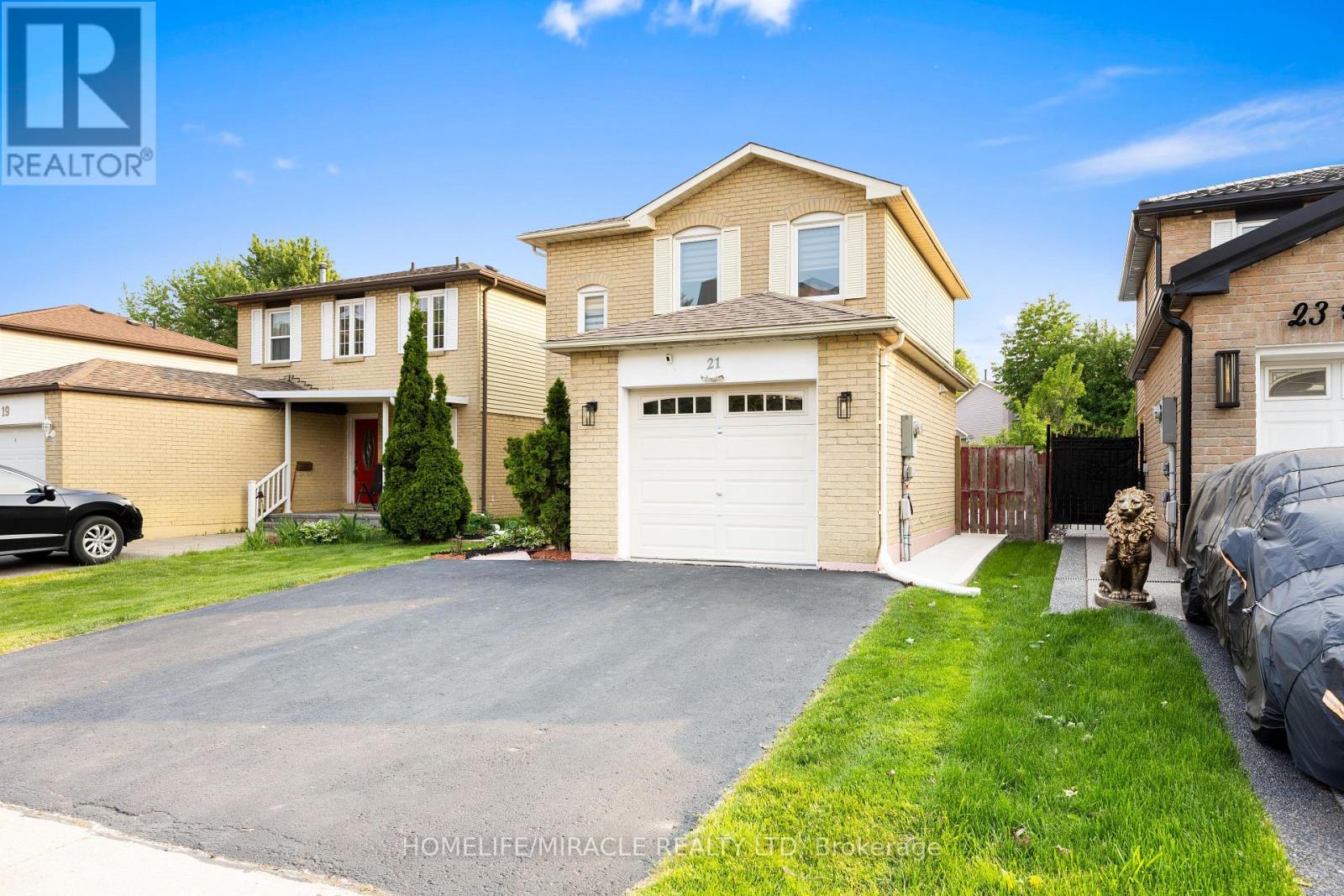 Photo 3 of 21 Folkstone Crescent, Brampton ON