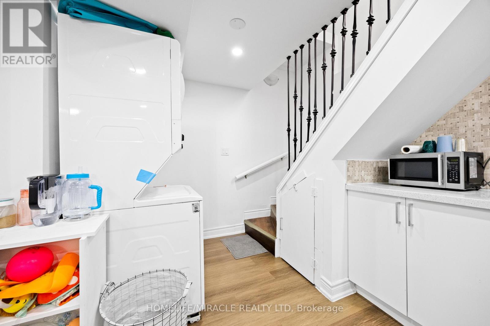Photo 34 of 21 Folkstone Crescent, Brampton ON