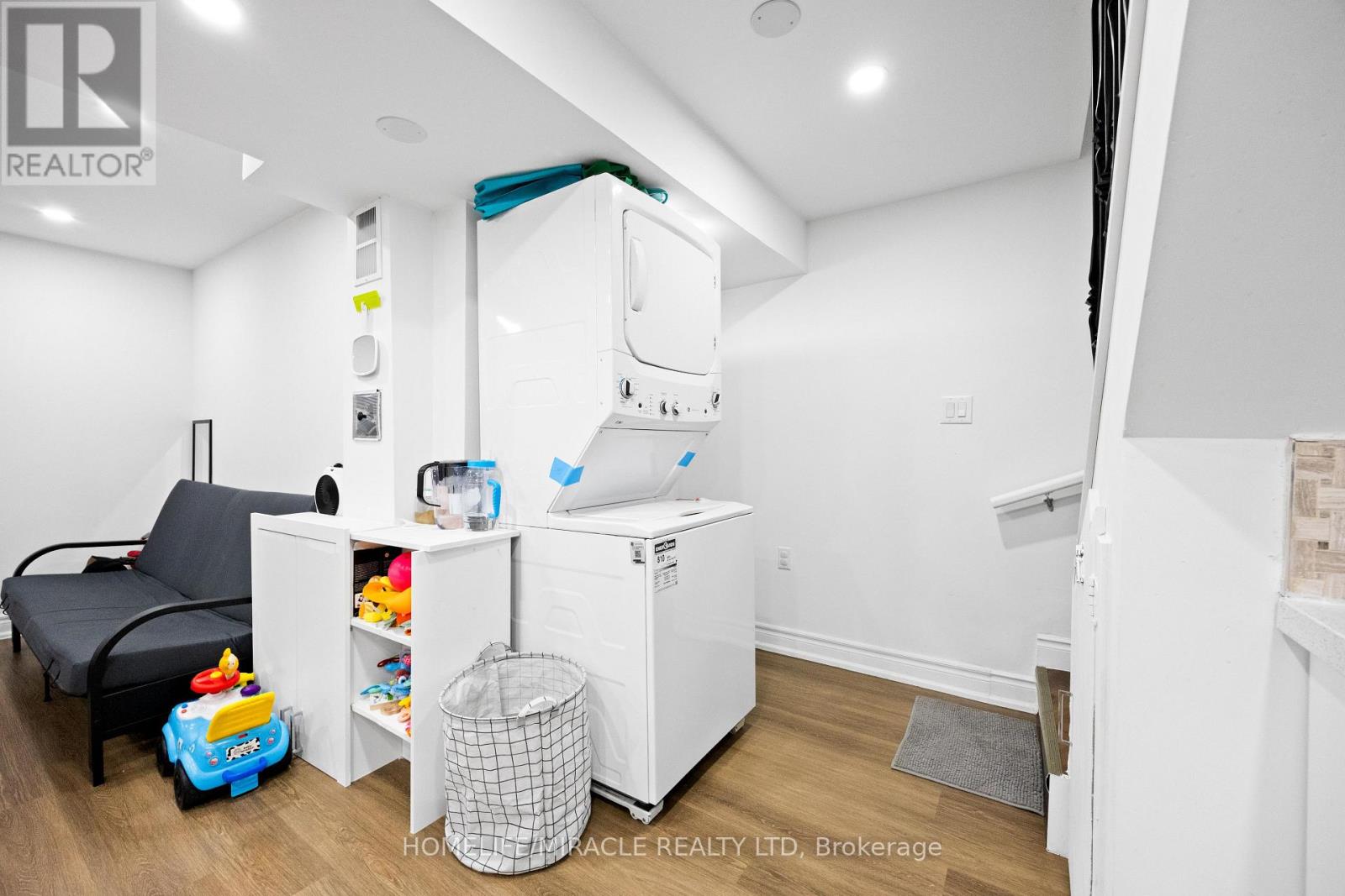 Photo 35 of 21 Folkstone Crescent, Brampton ON