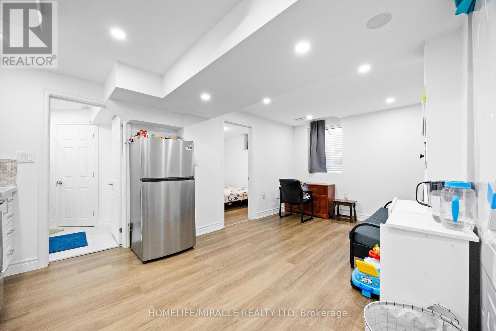 Photo 36 of 21 Folkstone Crescent, Brampton ON