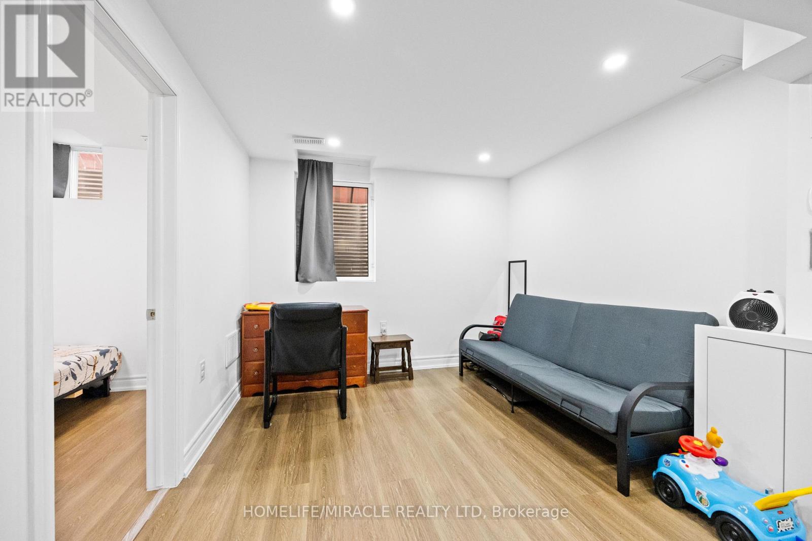 Photo 37 of 21 Folkstone Crescent, Brampton ON