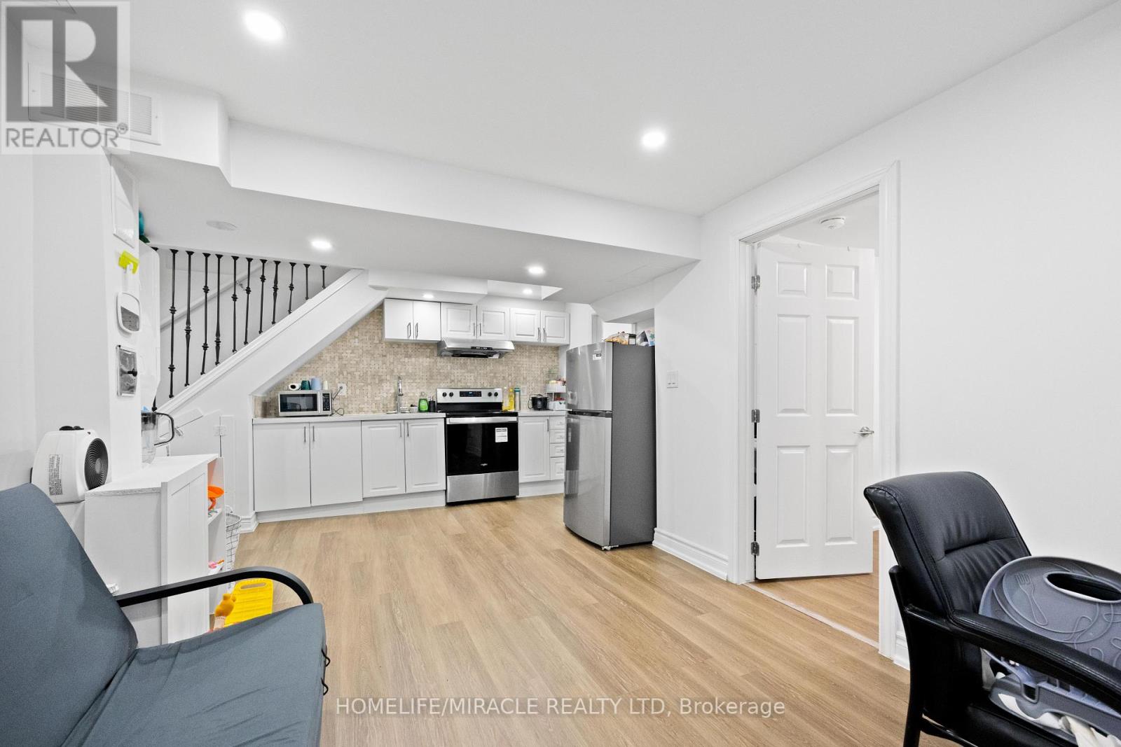 Photo 38 of 21 Folkstone Crescent, Brampton ON