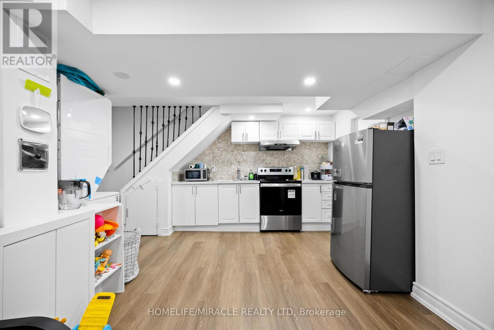 Photo 39 of 21 Folkstone Crescent, Brampton ON