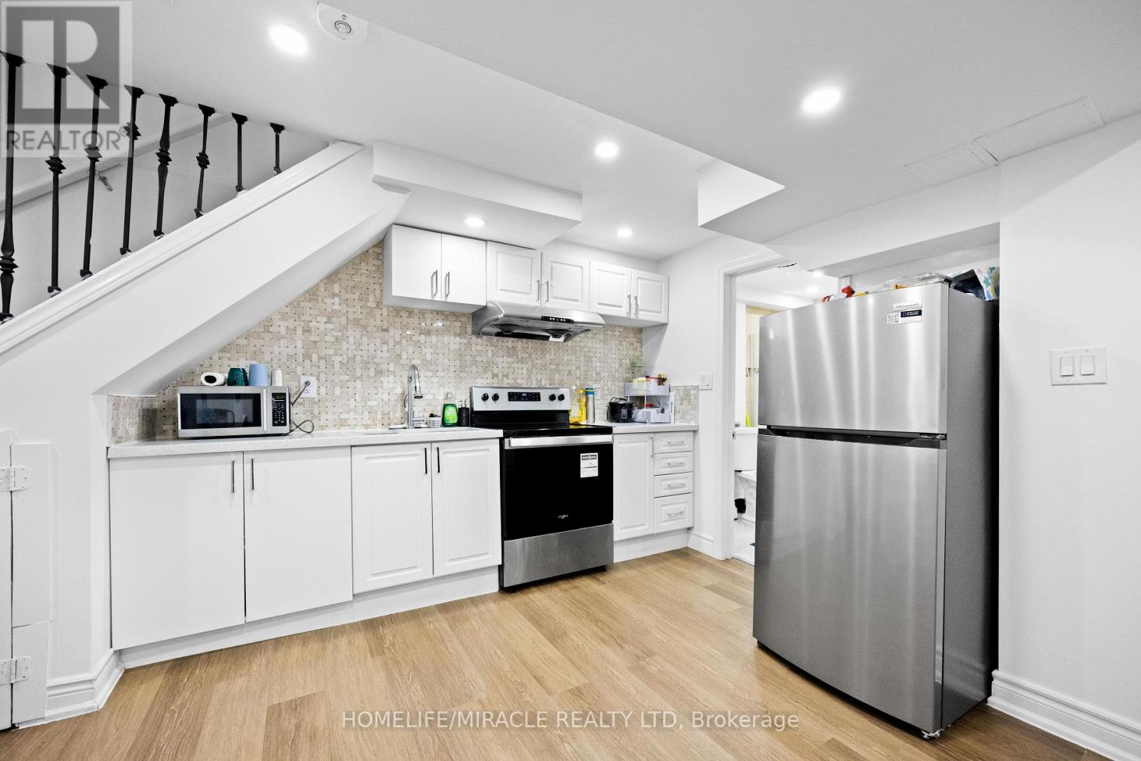 Photo 40 of 21 Folkstone Crescent, Brampton ON