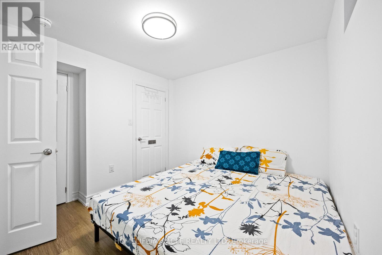 Photo 44 of 21 Folkstone Crescent, Brampton ON