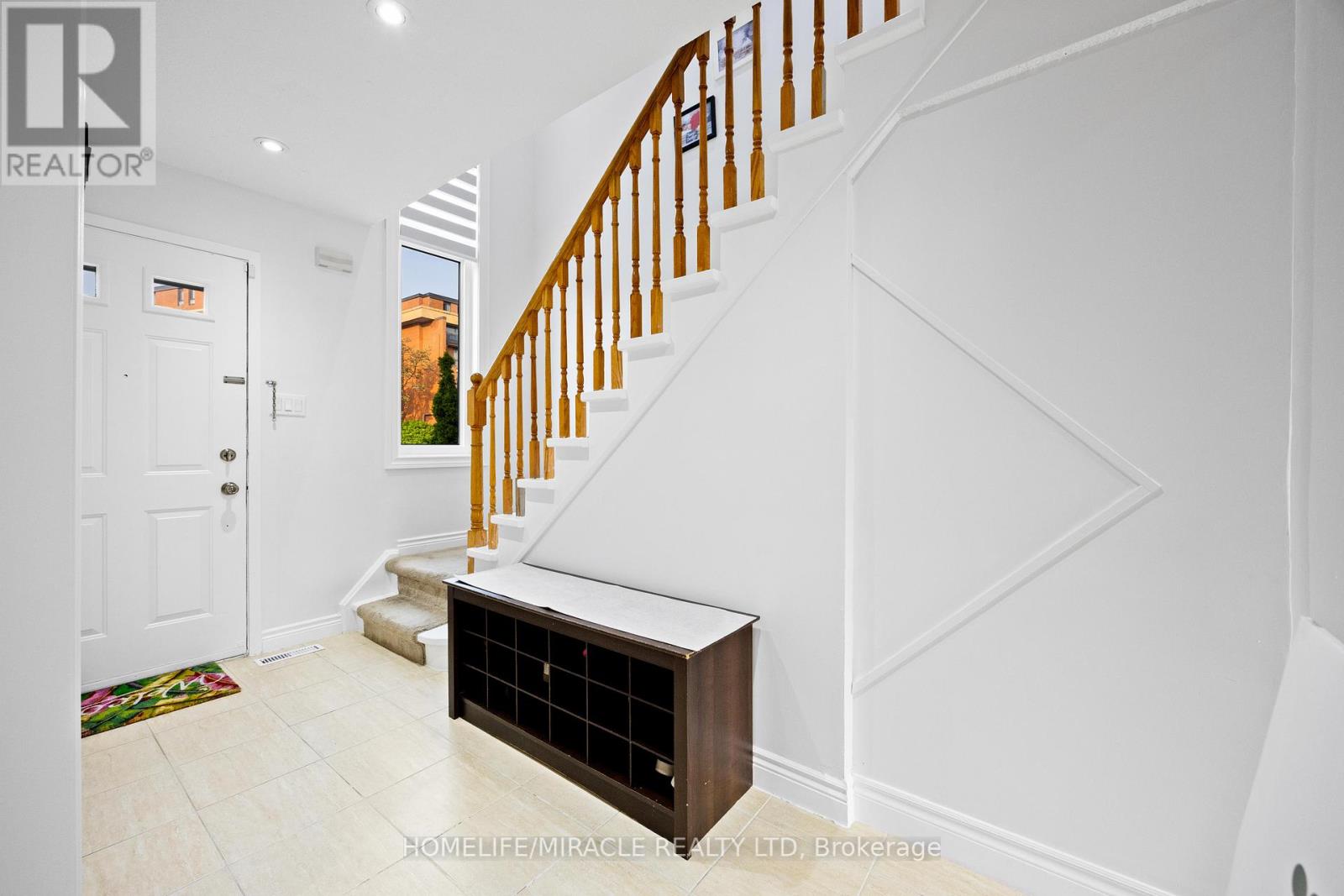 Photo 47 of 21 Folkstone Crescent, Brampton ON