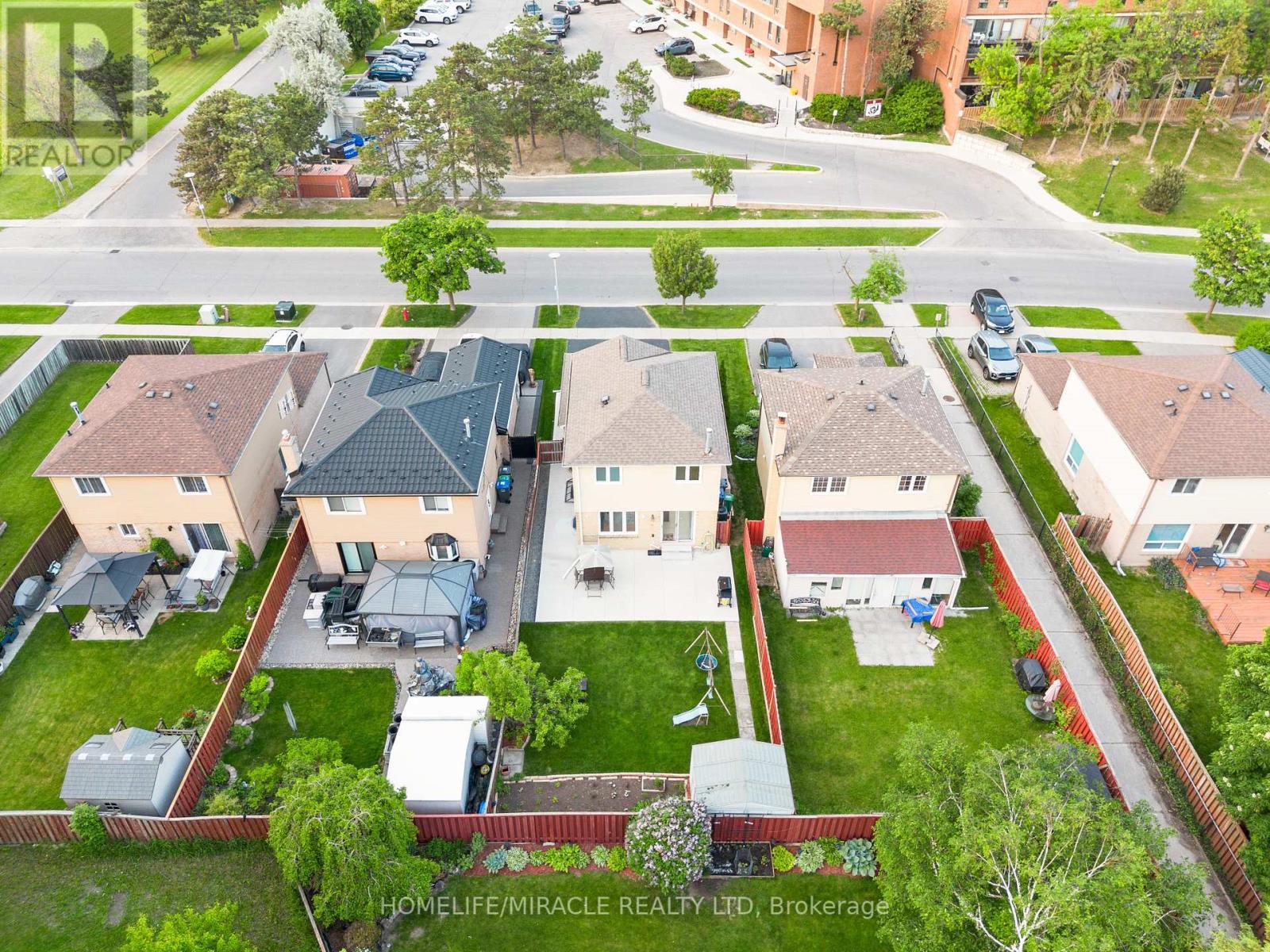 Photo 48 of 21 Folkstone Crescent, Brampton ON