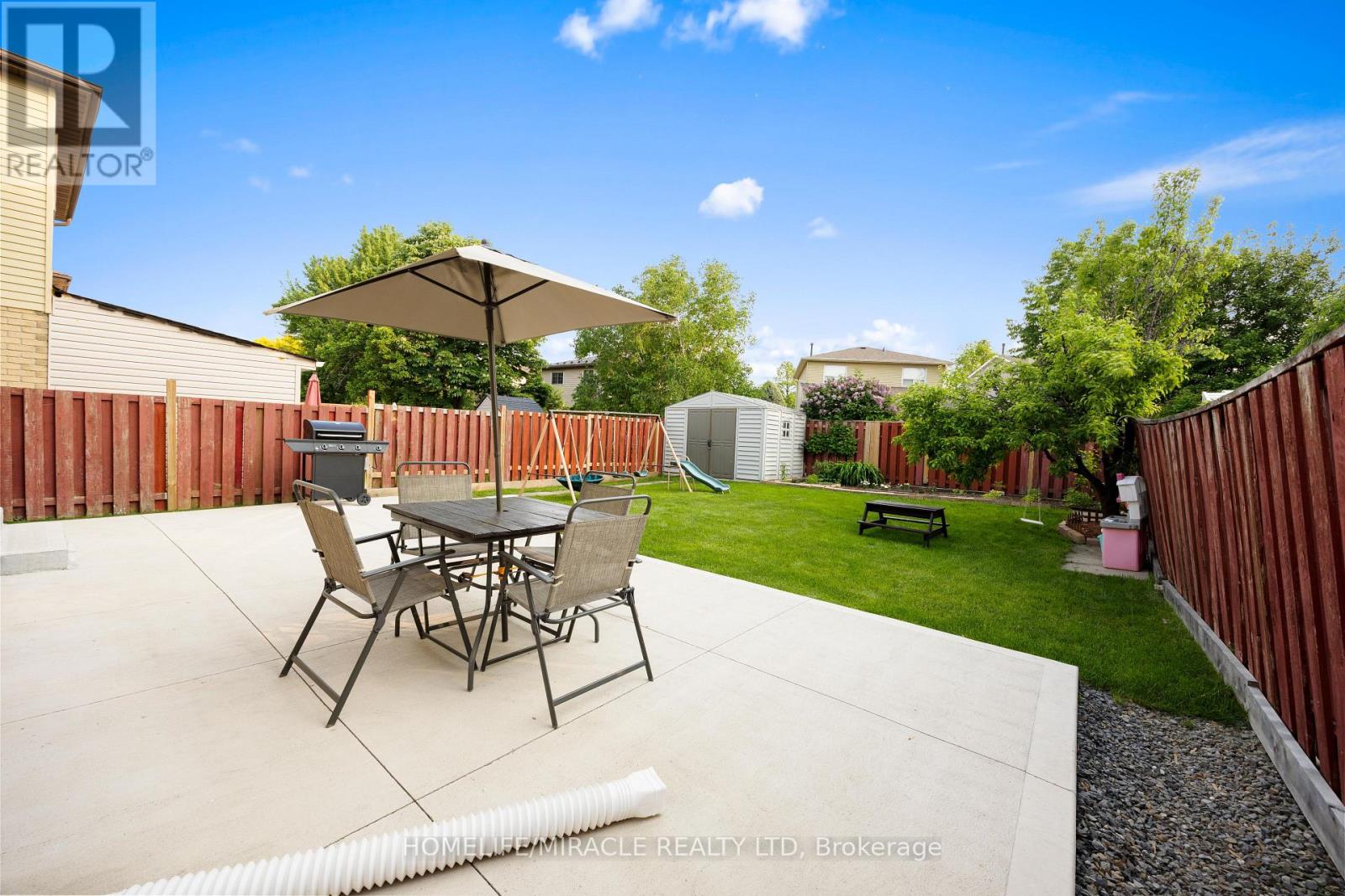 Photo 5 of 21 Folkstone Crescent, Brampton ON