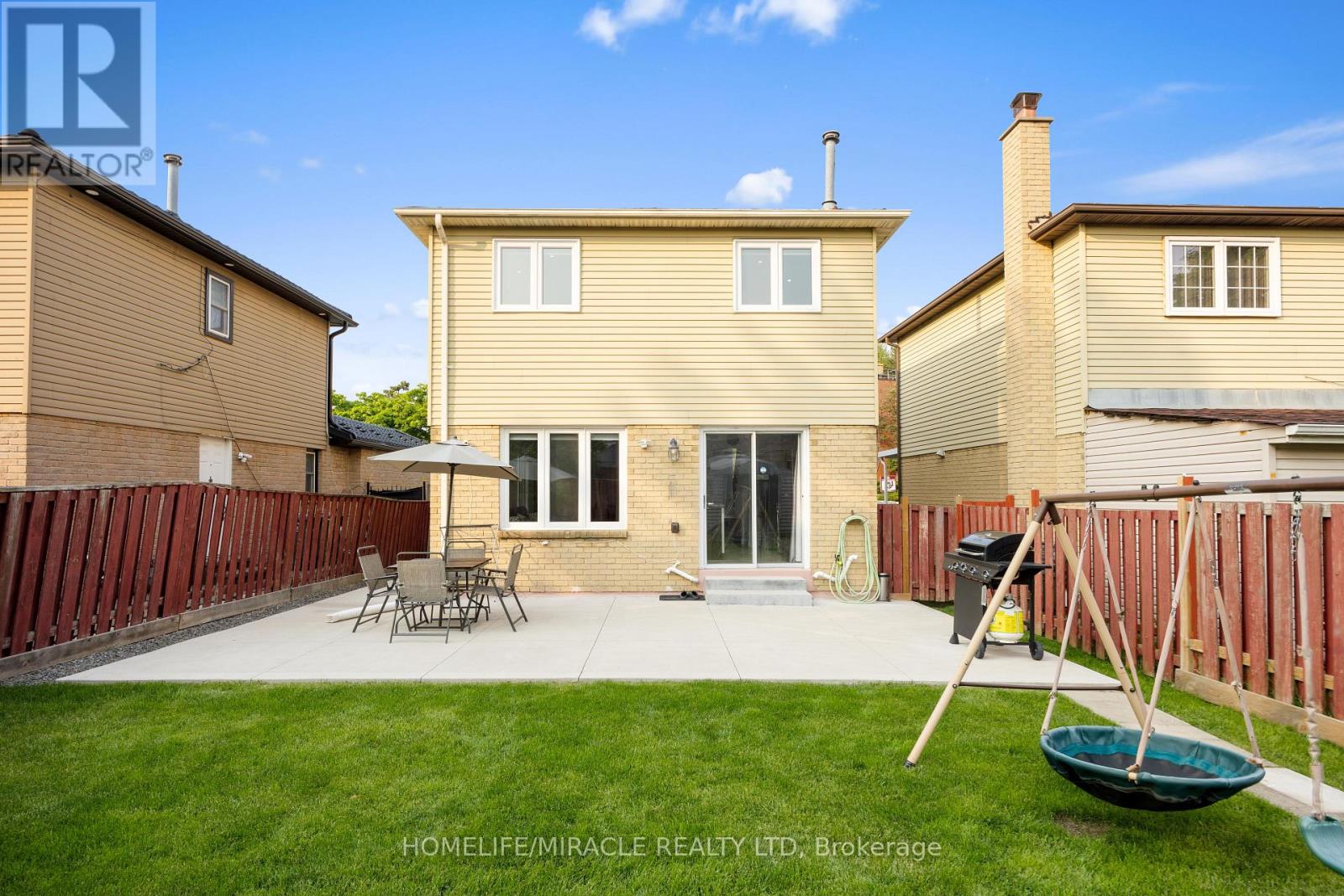 Photo 8 of 21 Folkstone Crescent, Brampton ON