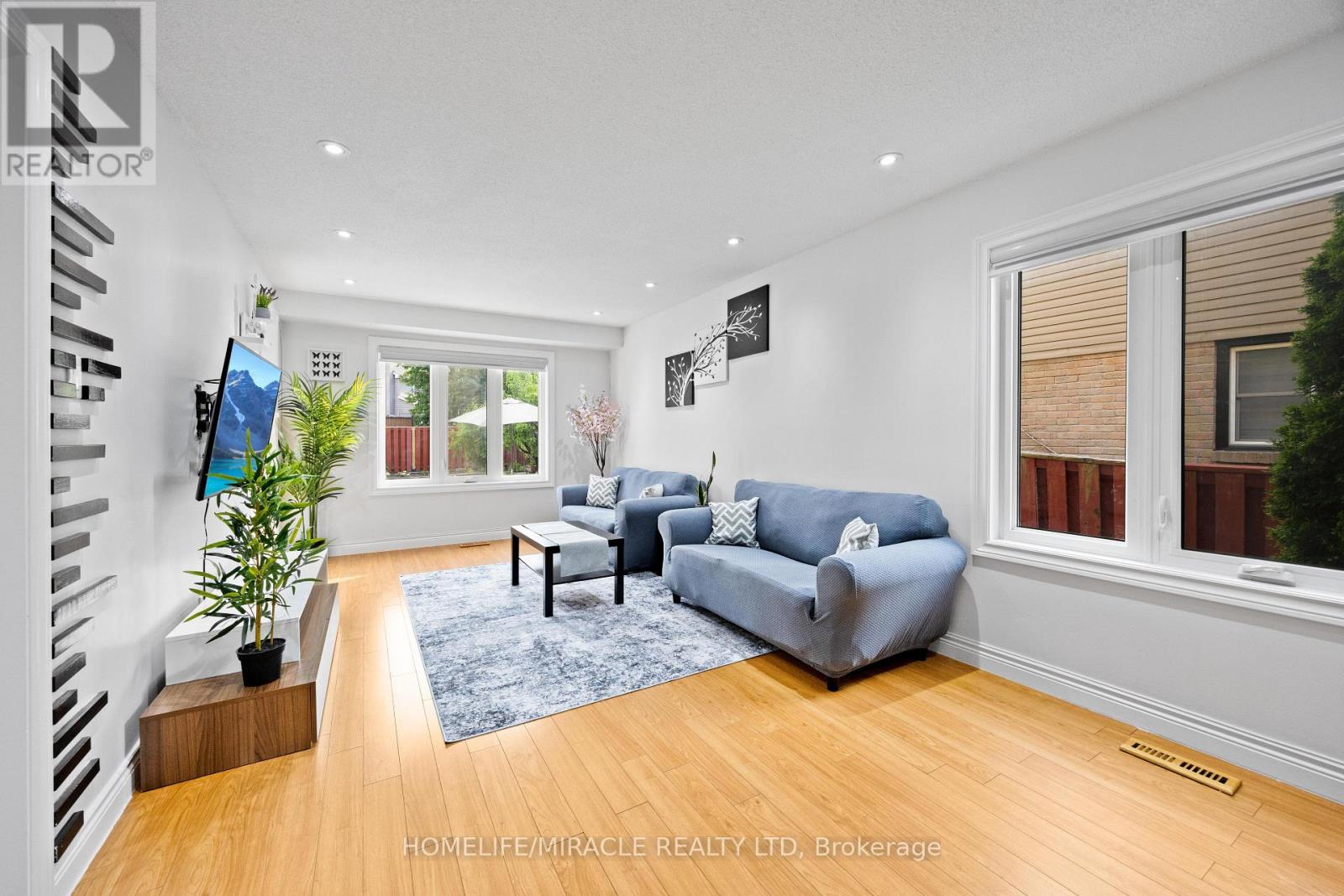 Photo 9 of 21 Folkstone Crescent, Brampton ON