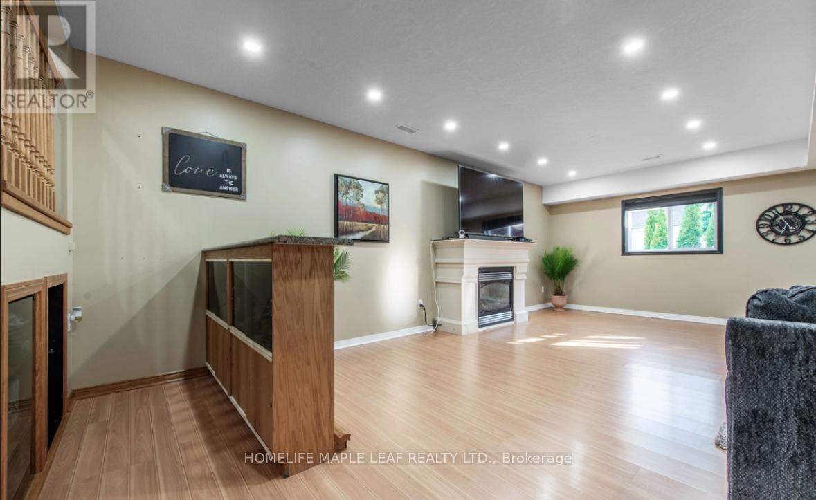 Photo 12 of 53 Biscayne Crescent, Orangeville ON