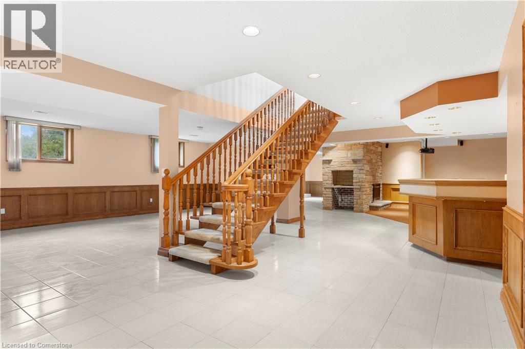 Photo 8 of 21 Woodland Acres Crescent, Vaughan ON