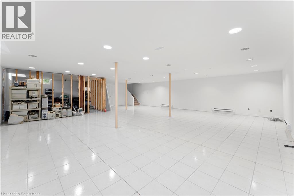 Photo 3 of 21 Woodland Acres Crescent, Vaughan ON
