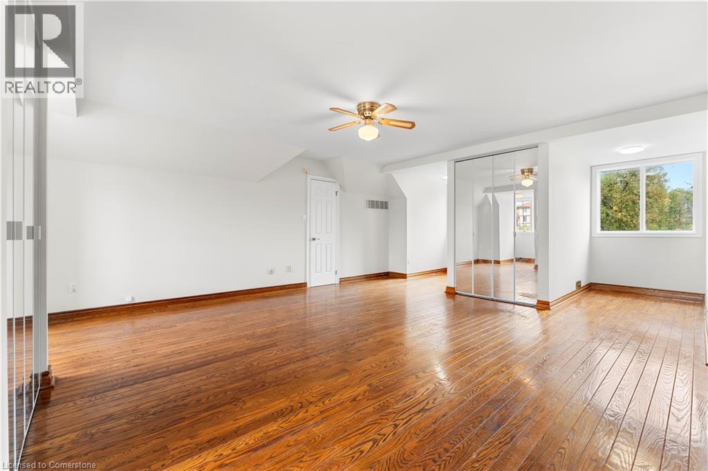 Photo 17 of 21 Woodland Acres Crescent, Vaughan ON