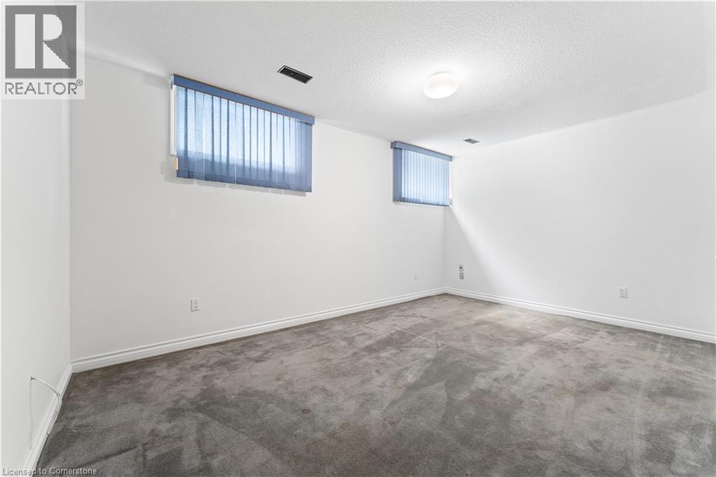 Photo 13 of 21 Woodland Acres Crescent, Vaughan ON