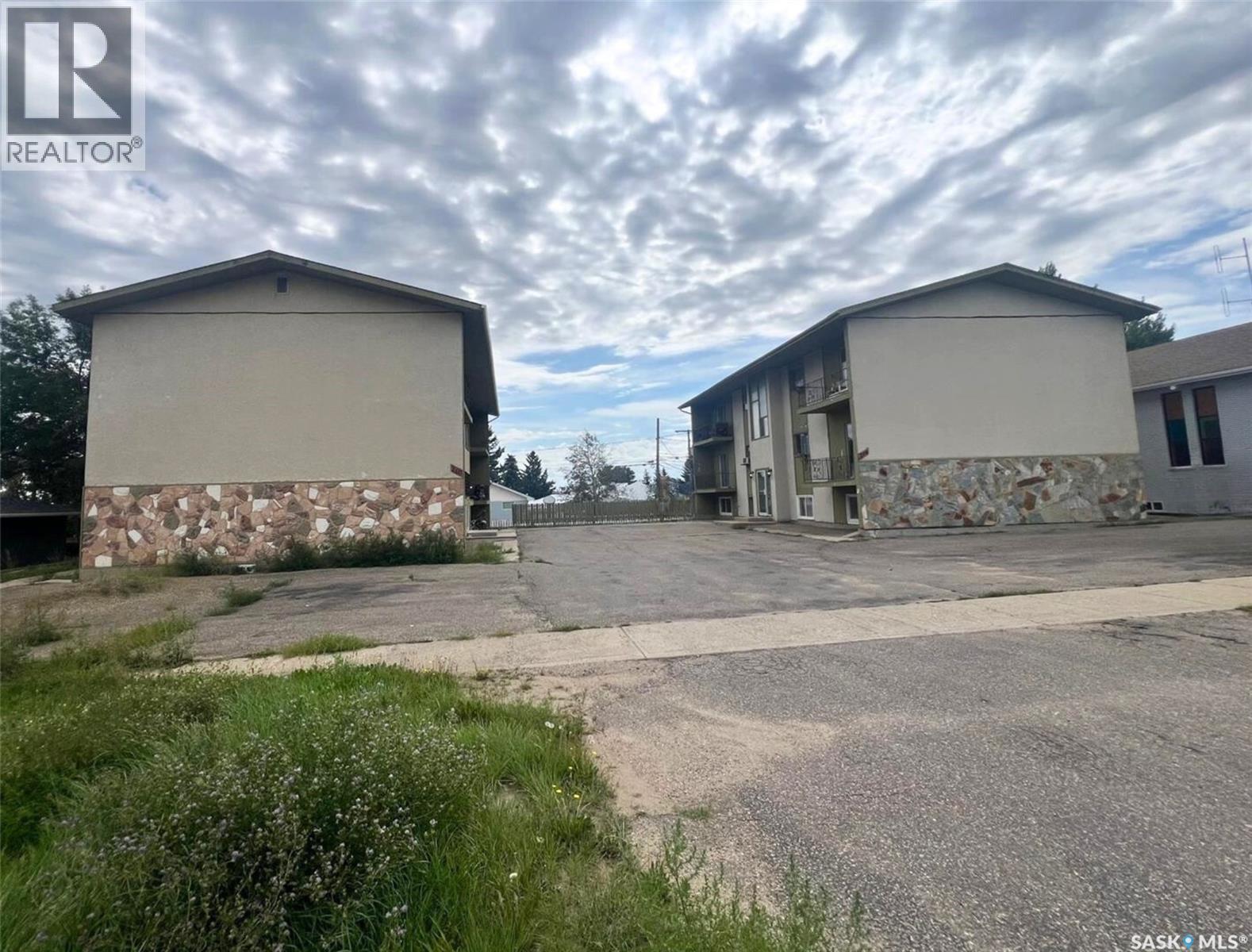 Multi-family House Low rise for Sale in  Begg STREET W Swift Current 