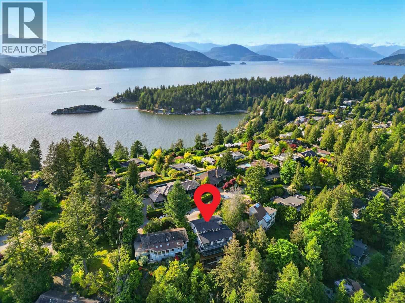 Photo 3 of 6230 Summit Avenue, West Vancouver BC