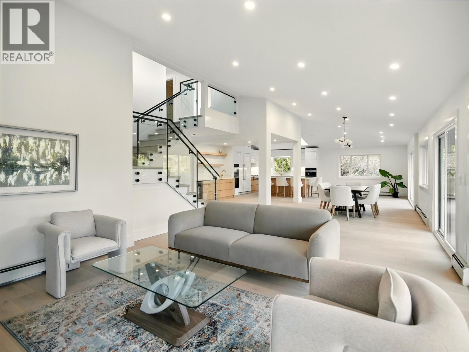 Photo 6 of 6230 Summit Avenue, West Vancouver BC