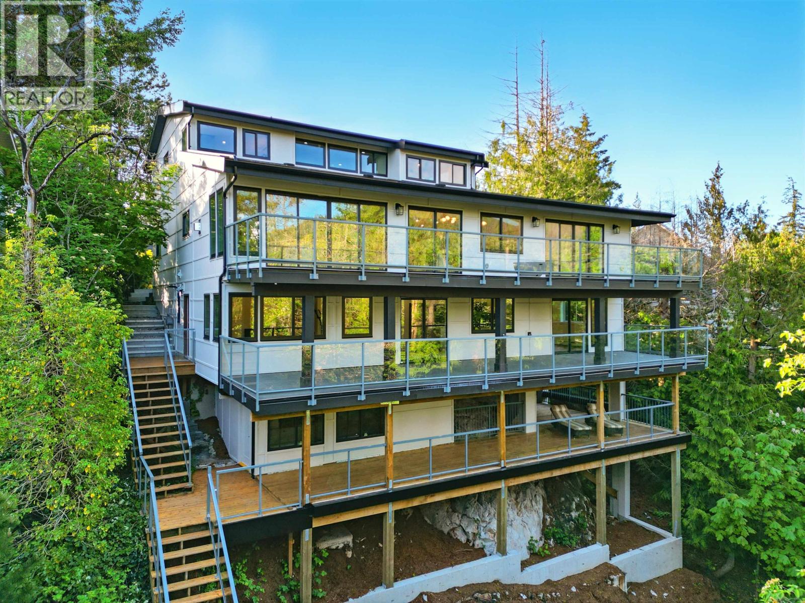 Photo 4 of 6230 Summit Avenue, West Vancouver BC