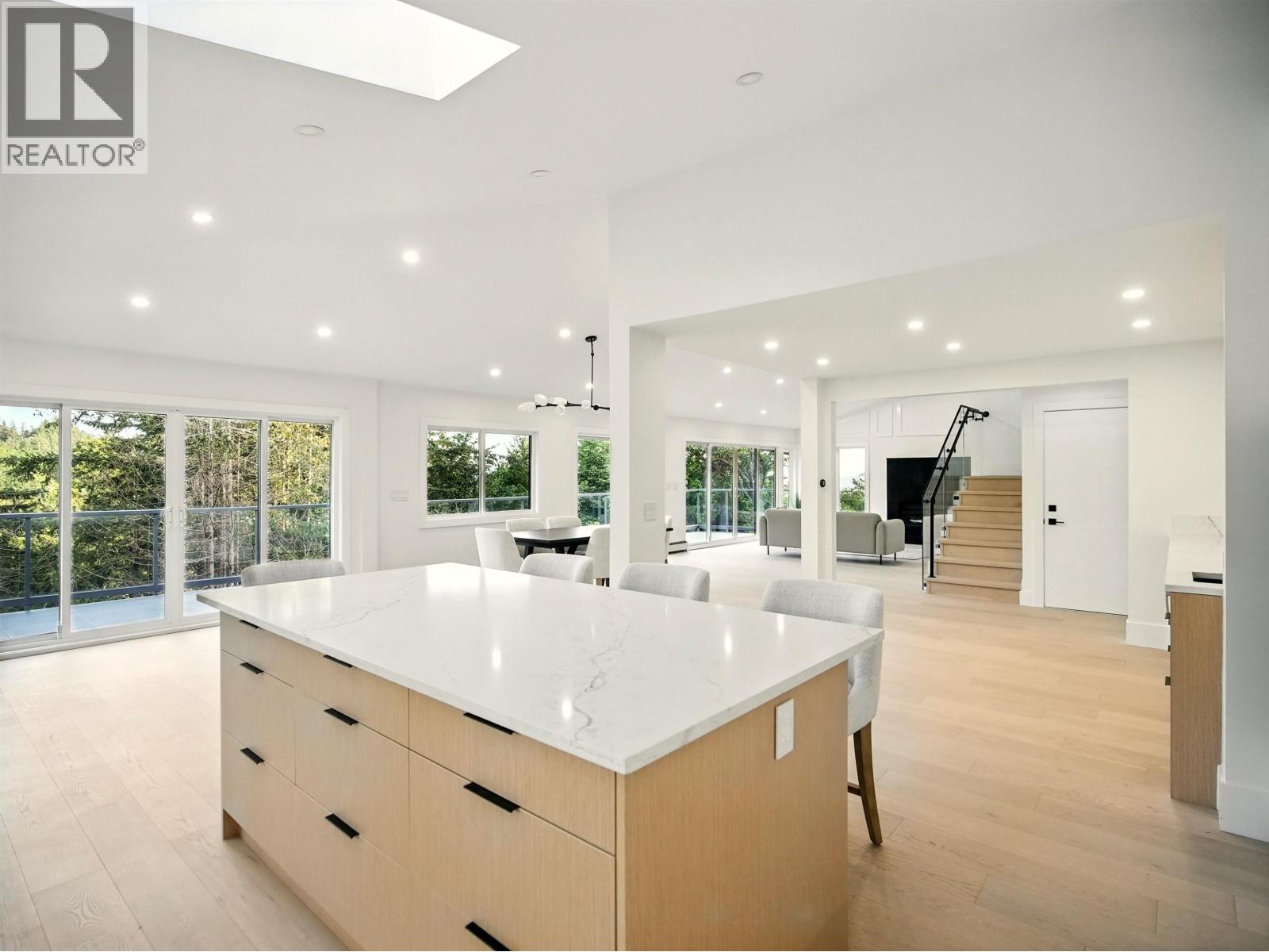 Photo 13 of 6230 Summit Avenue, West Vancouver BC