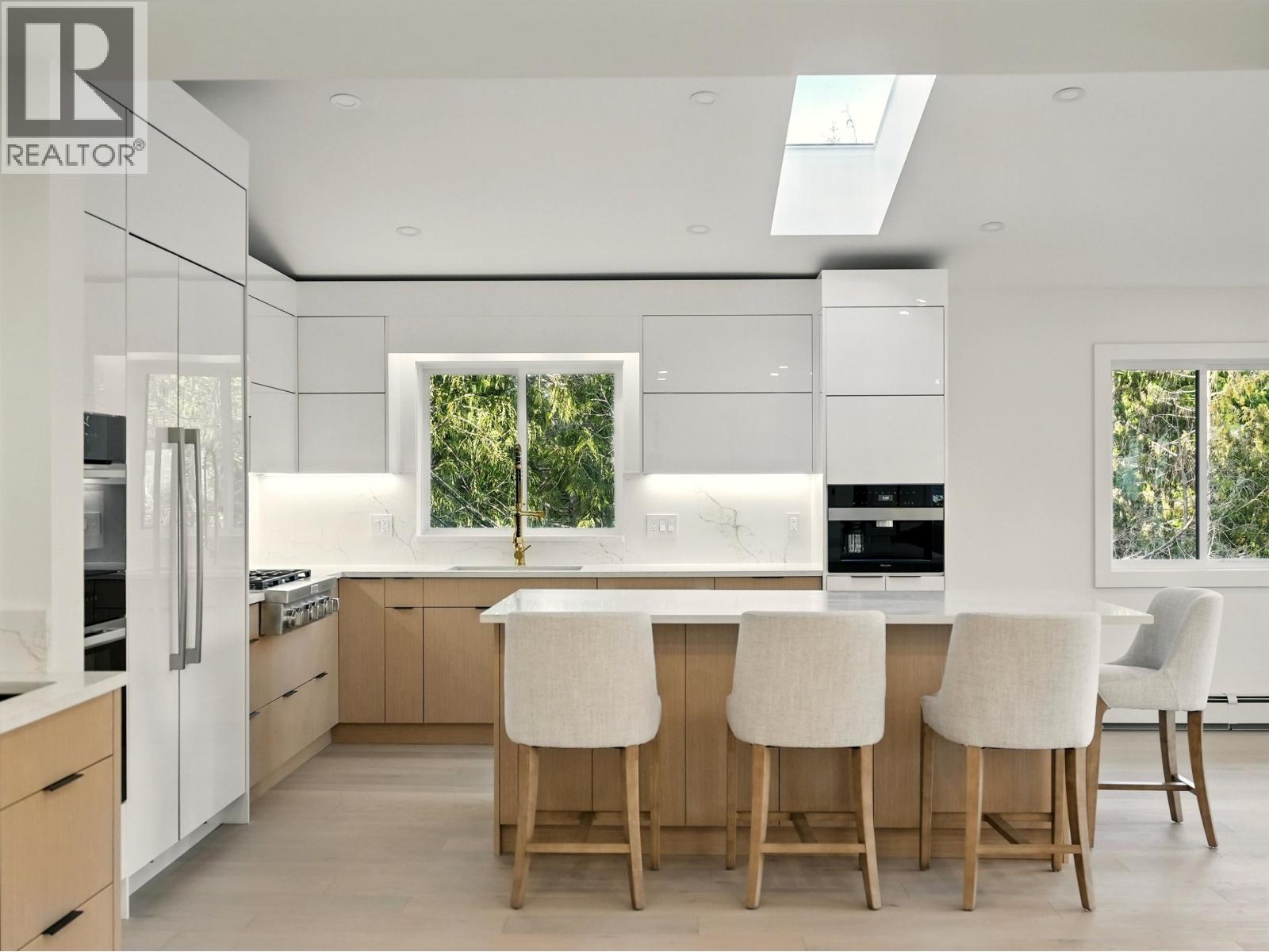 Photo 7 of 6230 Summit Avenue, West Vancouver BC