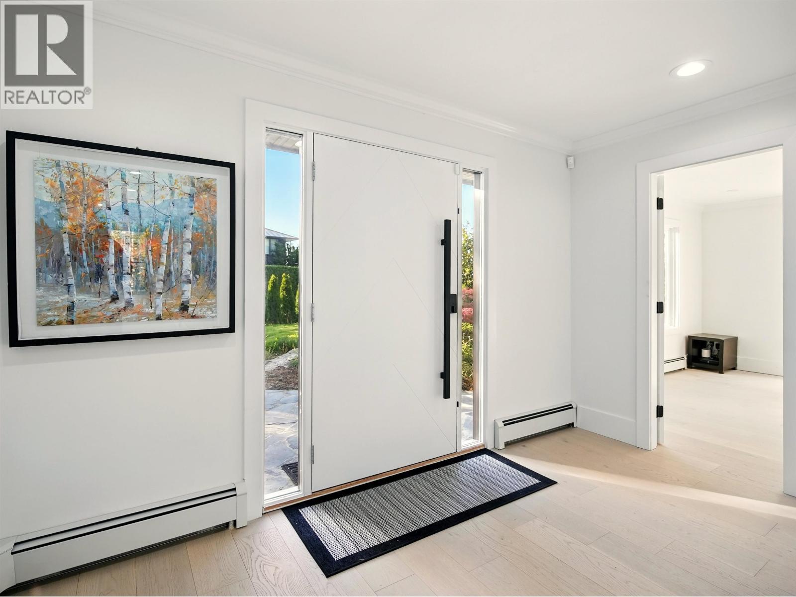 Photo 5 of 6230 Summit Avenue, West Vancouver BC