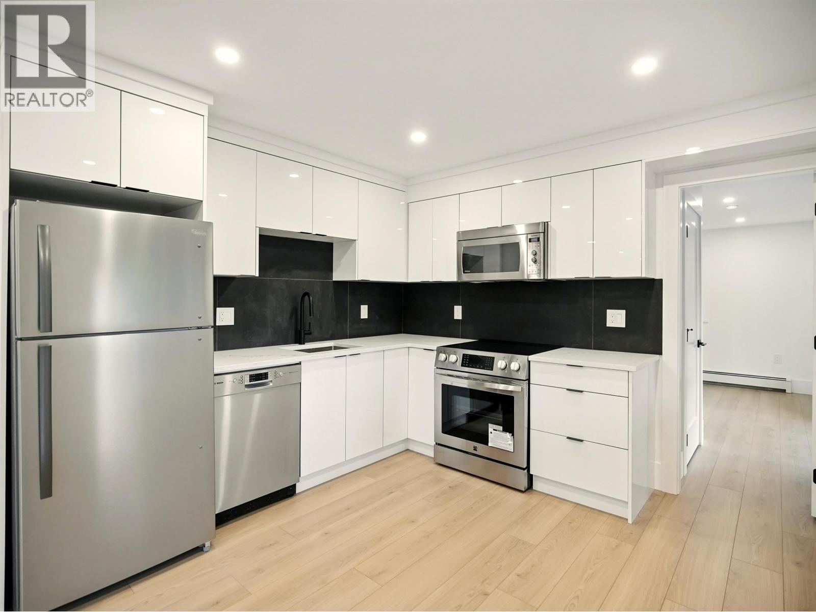 Photo 31 of 6230 Summit Avenue, West Vancouver BC