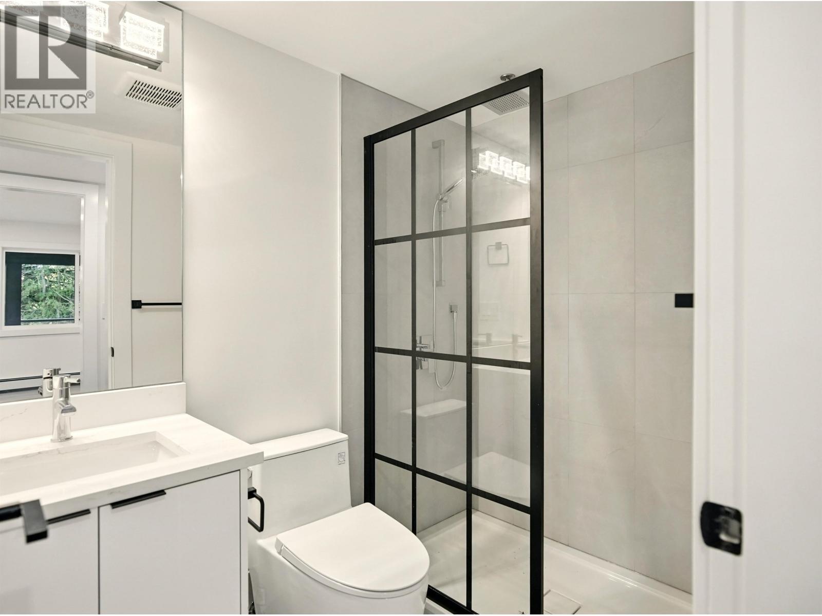 Photo 33 of 6230 Summit Avenue, West Vancouver BC