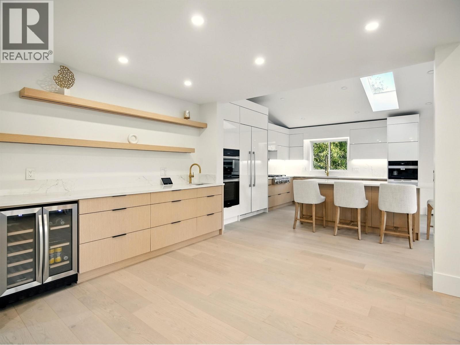Photo 8 of 6230 Summit Avenue, West Vancouver BC