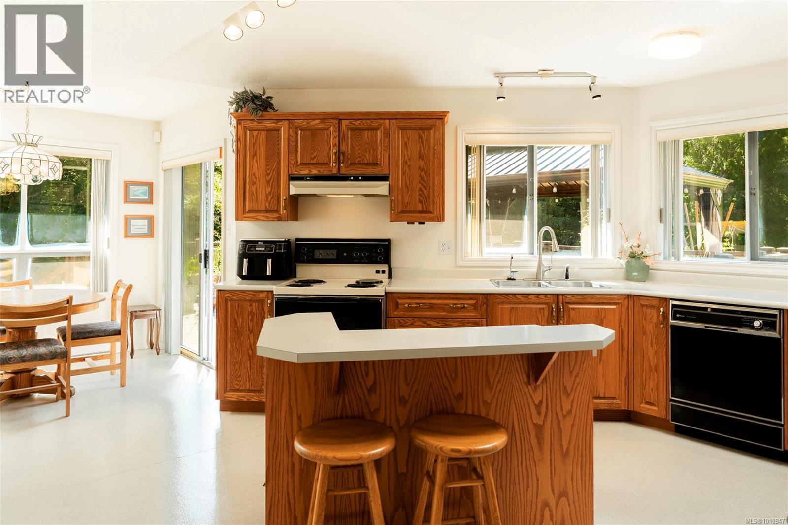 Photo 4 of 7185 Royal Dr, Lantzville BC