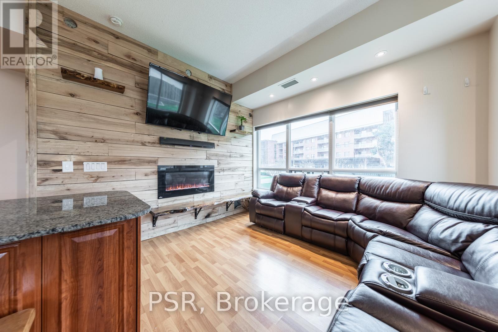 Photo 4 of 109 60 Fairfax Crescent, Toronto ON