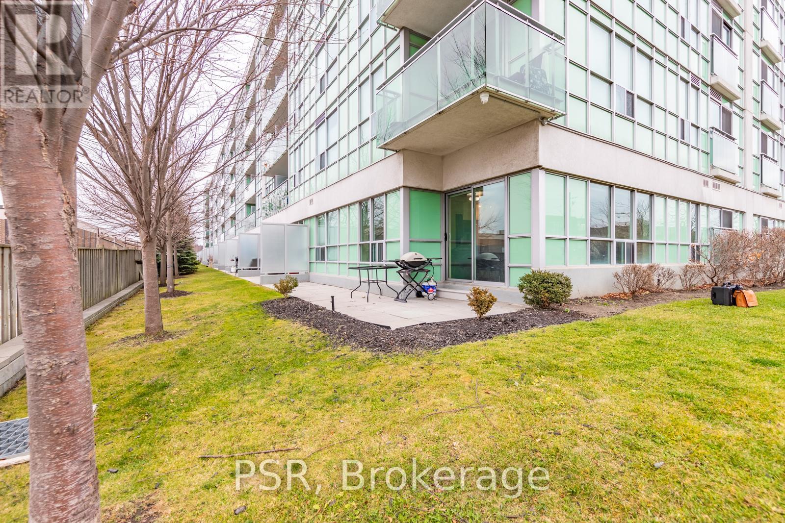 Photo 6 of 109 60 Fairfax Crescent, Toronto ON