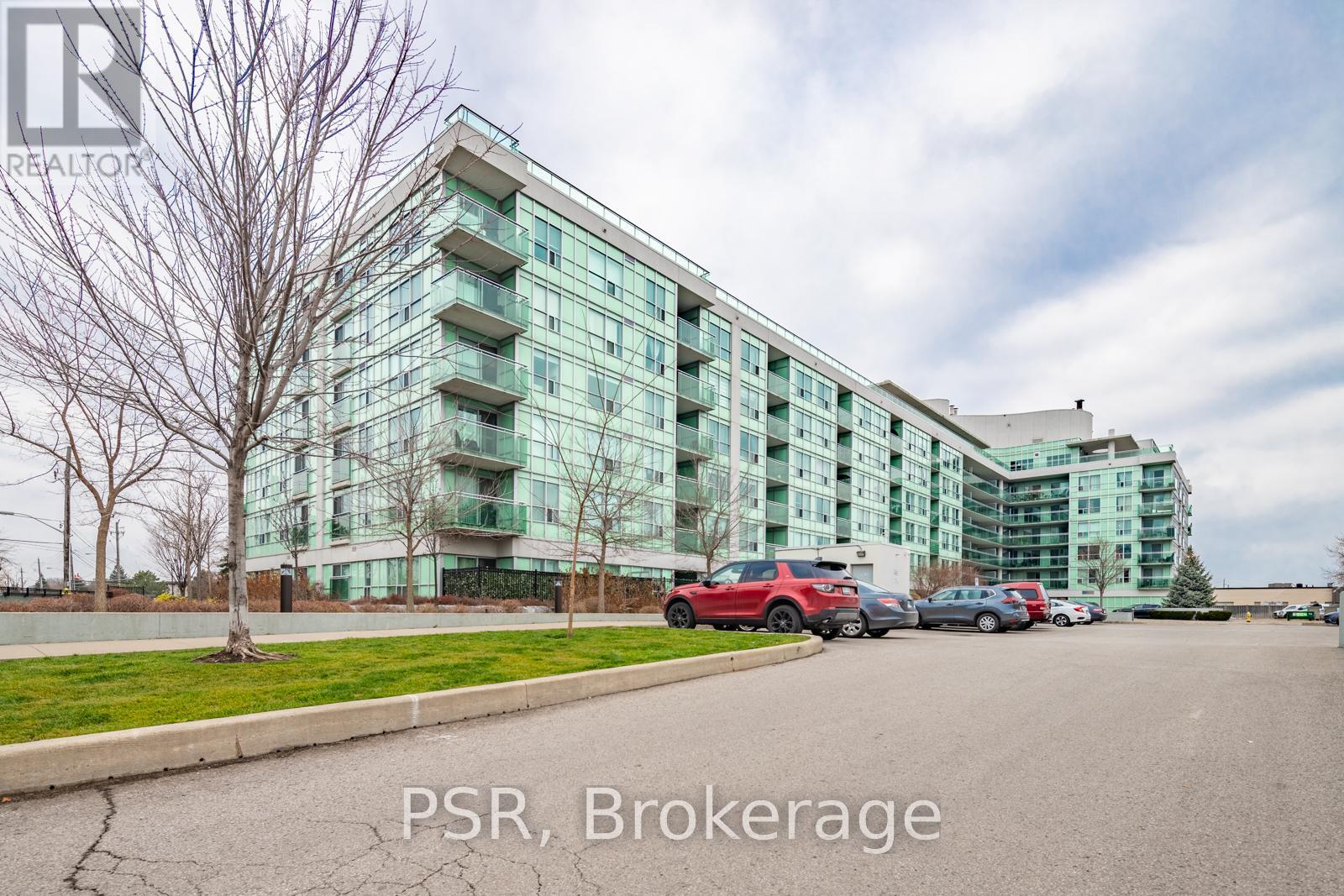 Photo 10 of 109 60 Fairfax Crescent, Toronto ON