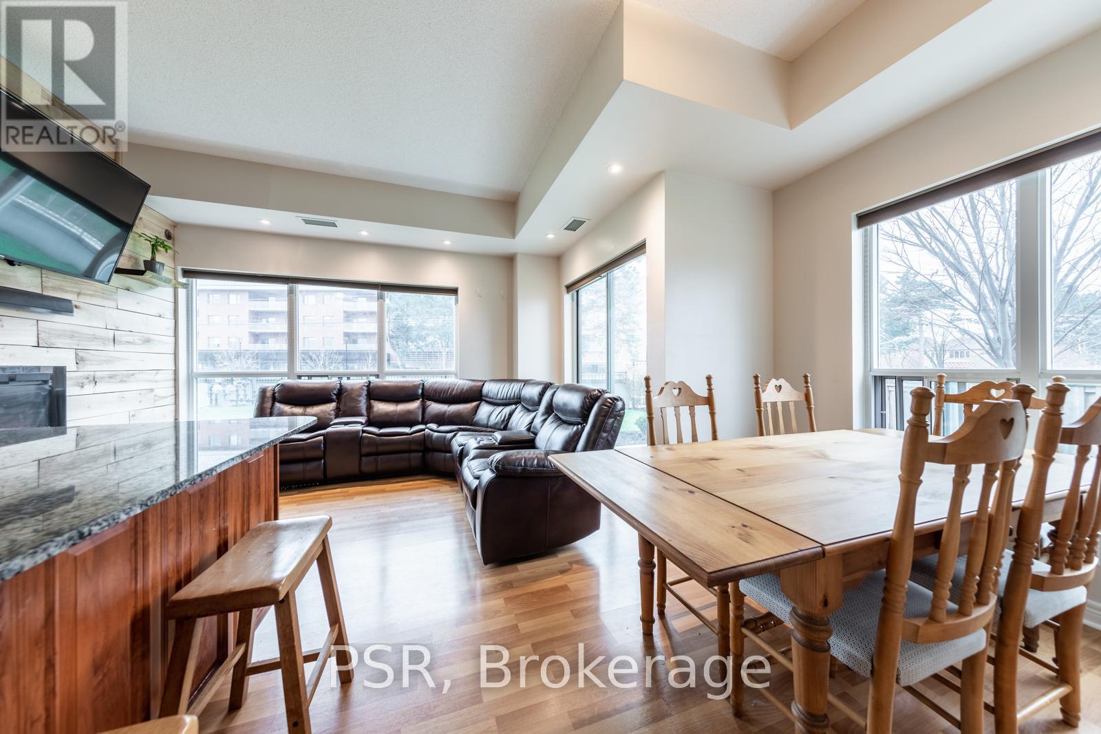 Photo 1 of 109 60 Fairfax Crescent, Toronto ON