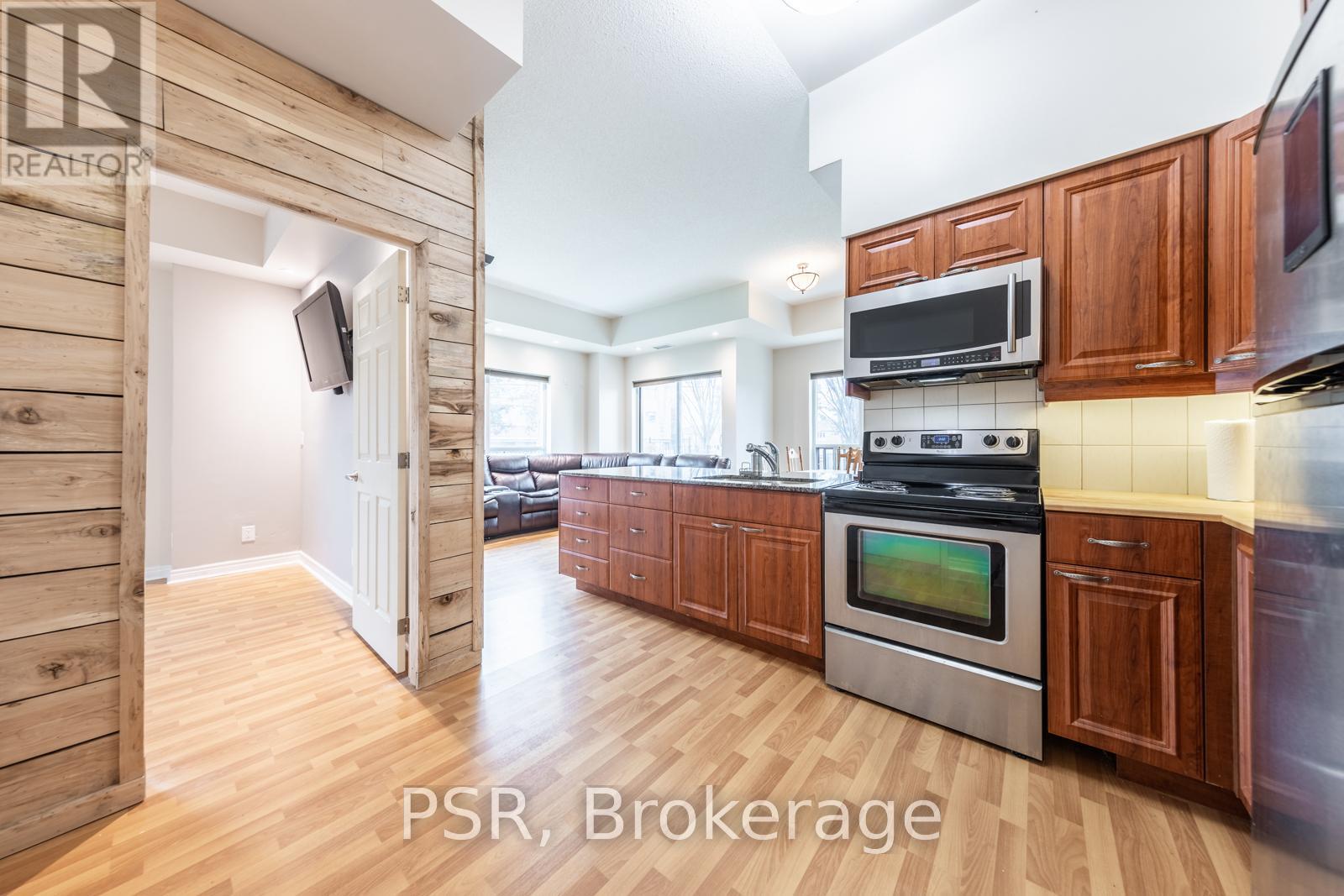 Photo 5 of 109 60 Fairfax Crescent, Toronto ON