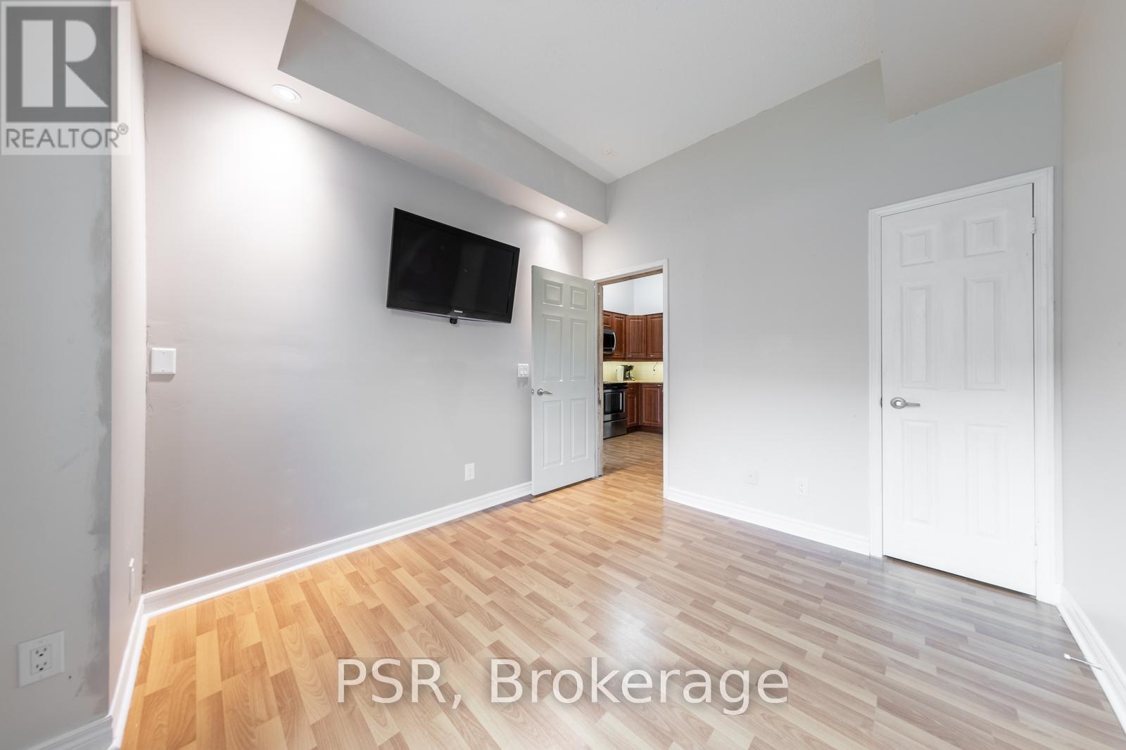 Photo 2 of 109 60 Fairfax Crescent, Toronto ON