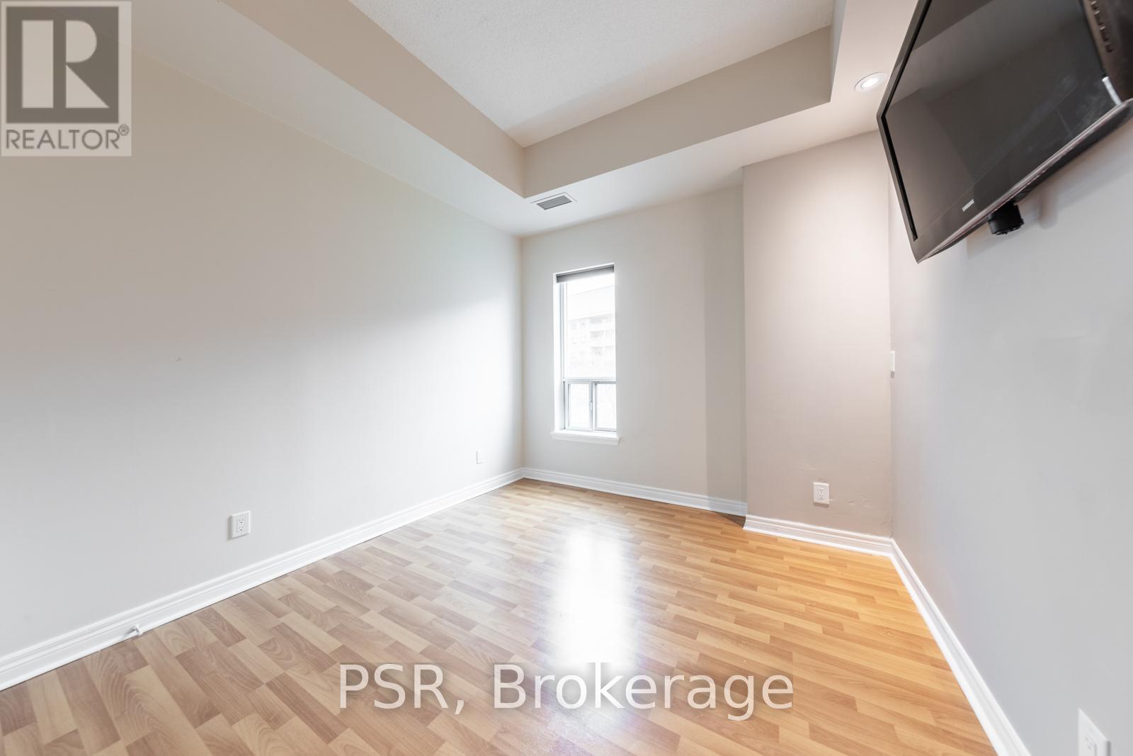 Photo 7 of 109 60 Fairfax Crescent, Toronto ON