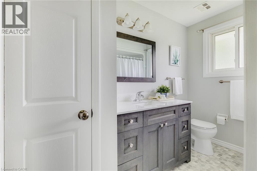 Photo 18 of 15 Laguna Crescent, St Catharines ON