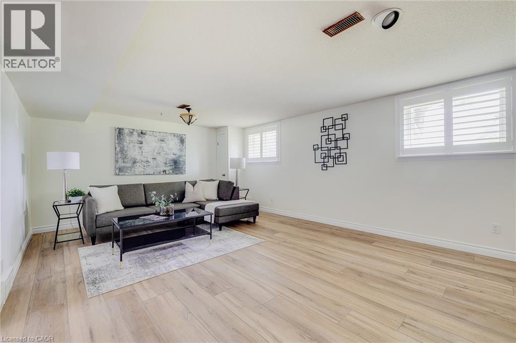 Photo 19 of 15 Laguna Crescent, St Catharines ON