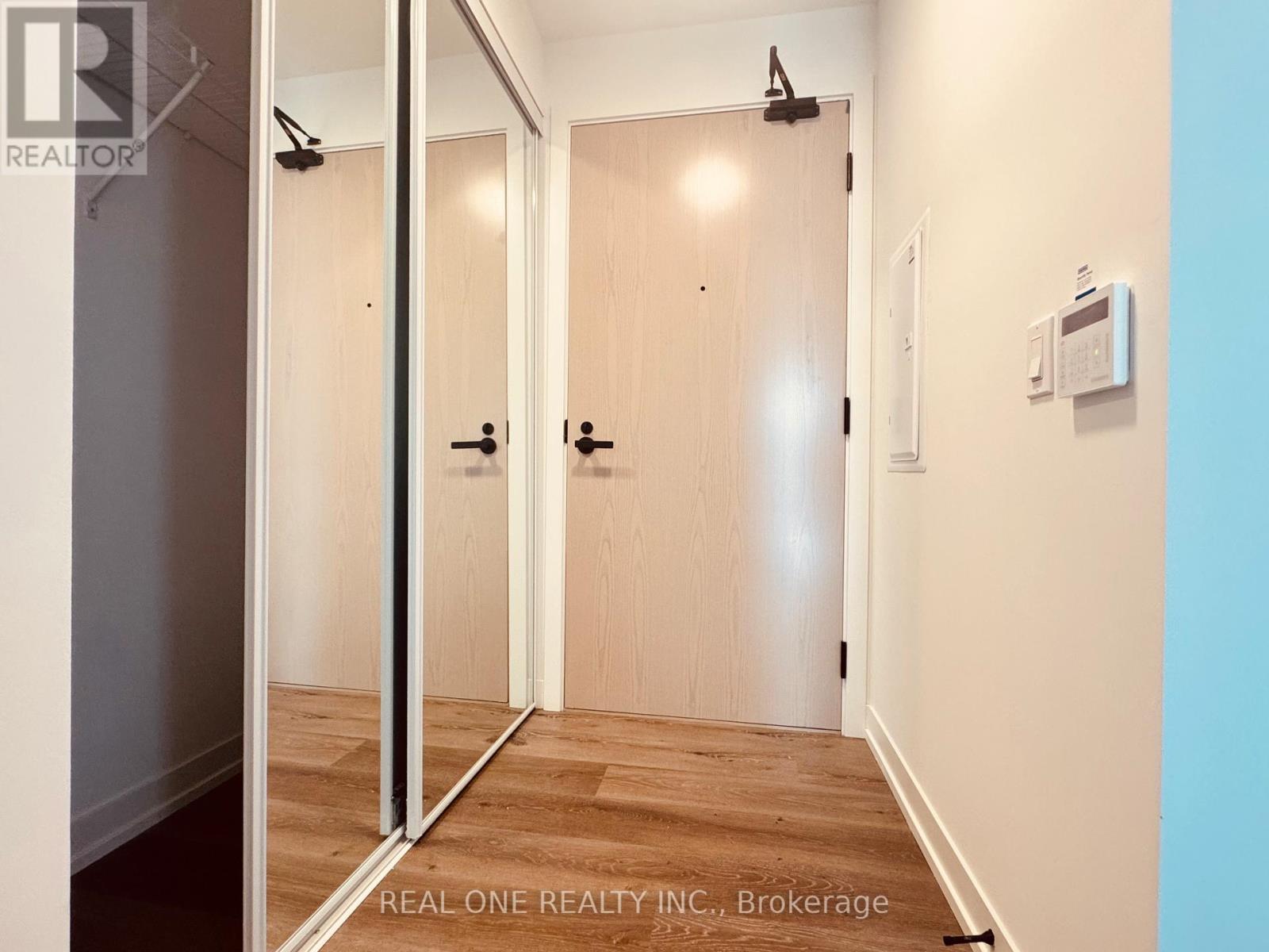 Photo 13 of 3312 28 Interchange Way, Vaughan ON