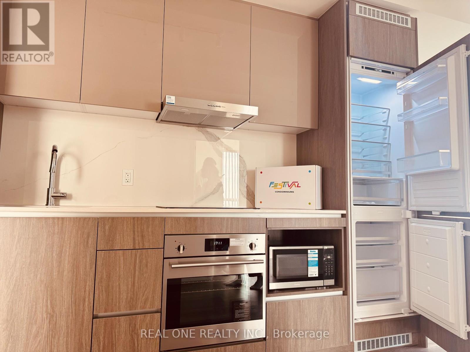 Photo 4 of 3312 28 Interchange Way, Vaughan ON