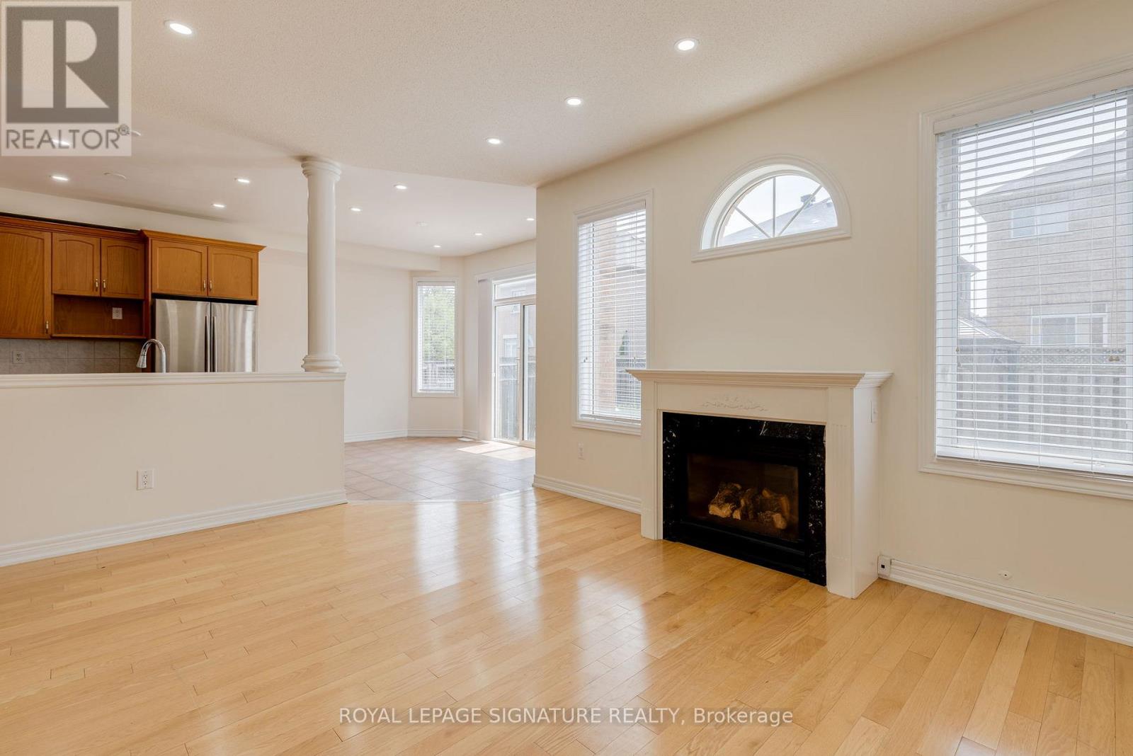 Photo 10 of 39 Hermitage Boulevard, Markham ON