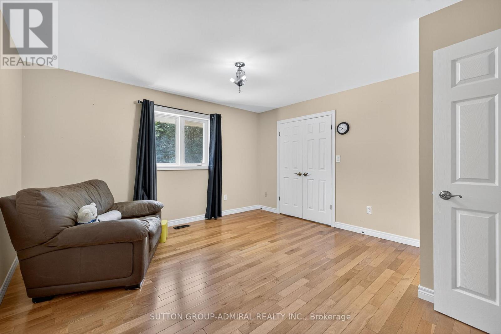 Photo 11 of 120 Lake Woods Drive, Whitchurchstouffville ON