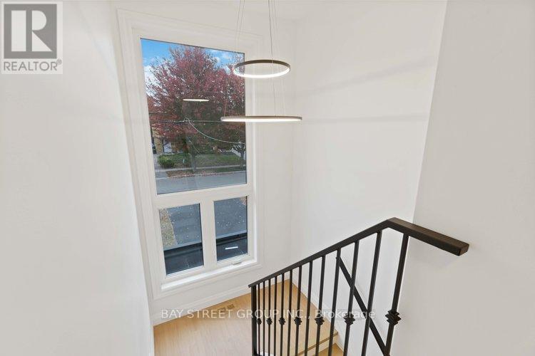 Photo 5 of 1372 Freeport Drive, Mississauga ON