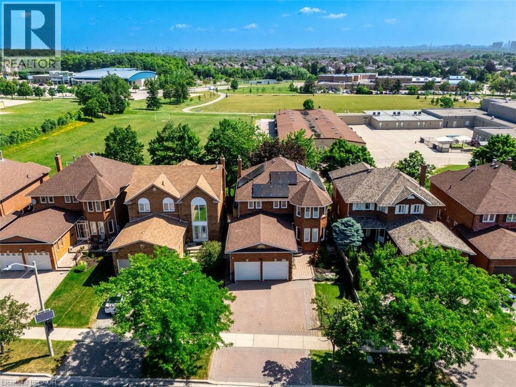 Photo 3 of 5275 Thornwood Drive, Mississauga ON