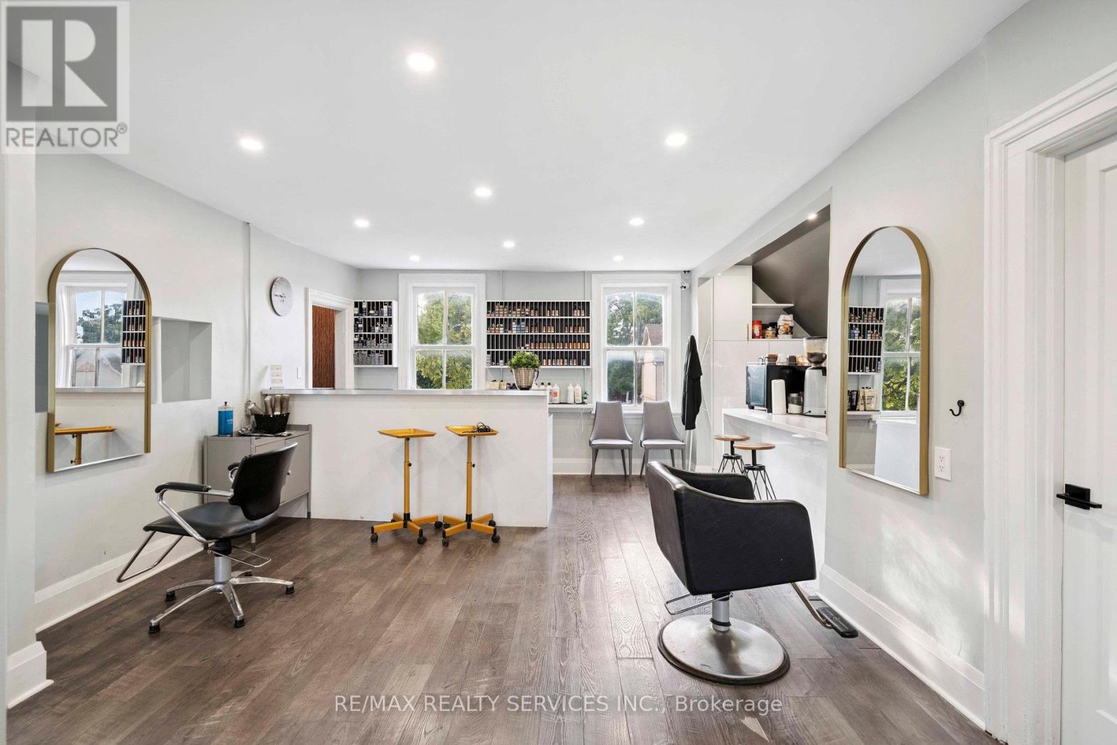 Photo 12 of 127 Queen Street W, Brampton ON