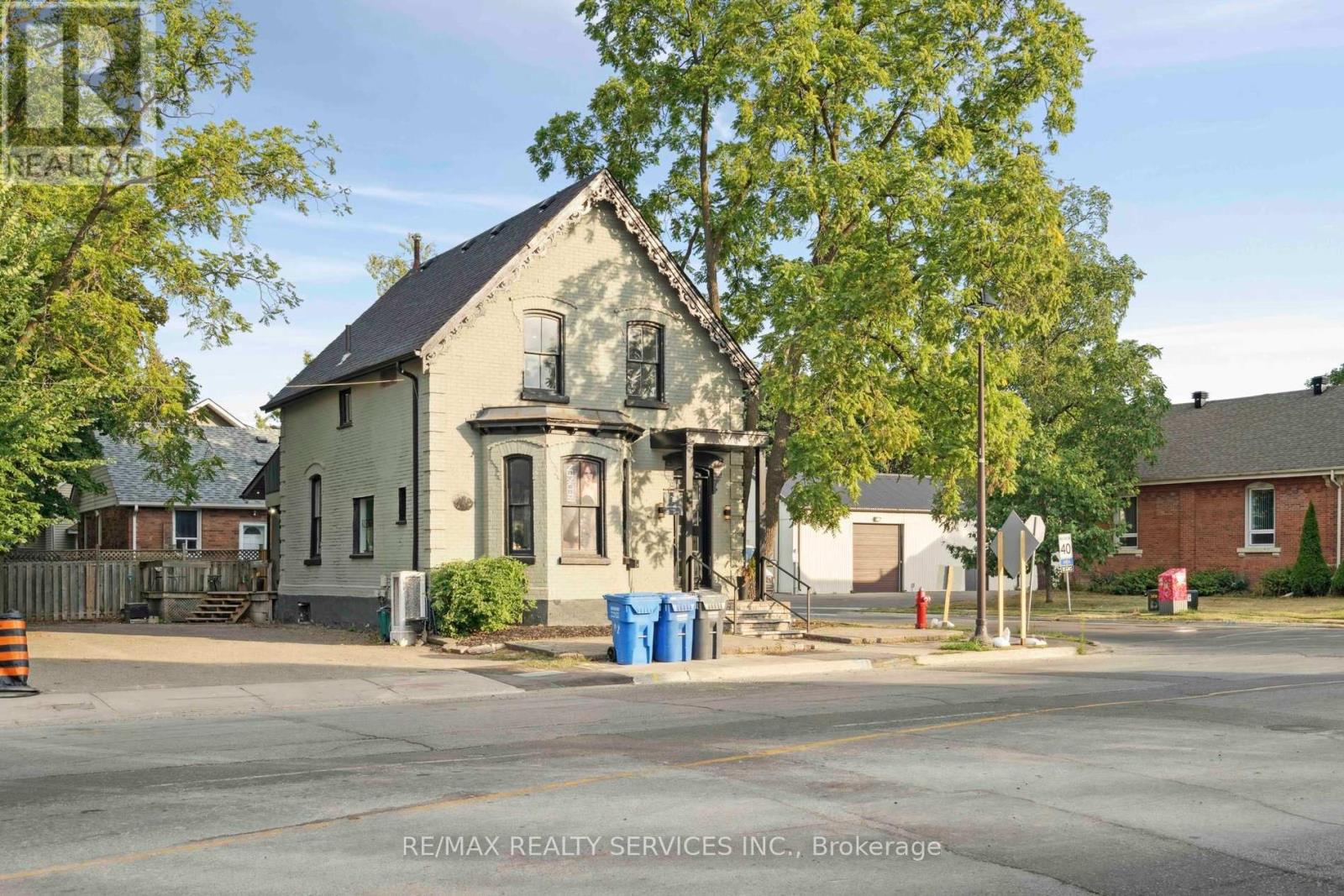 Photo 11 of 127 Queen Street W, Brampton ON