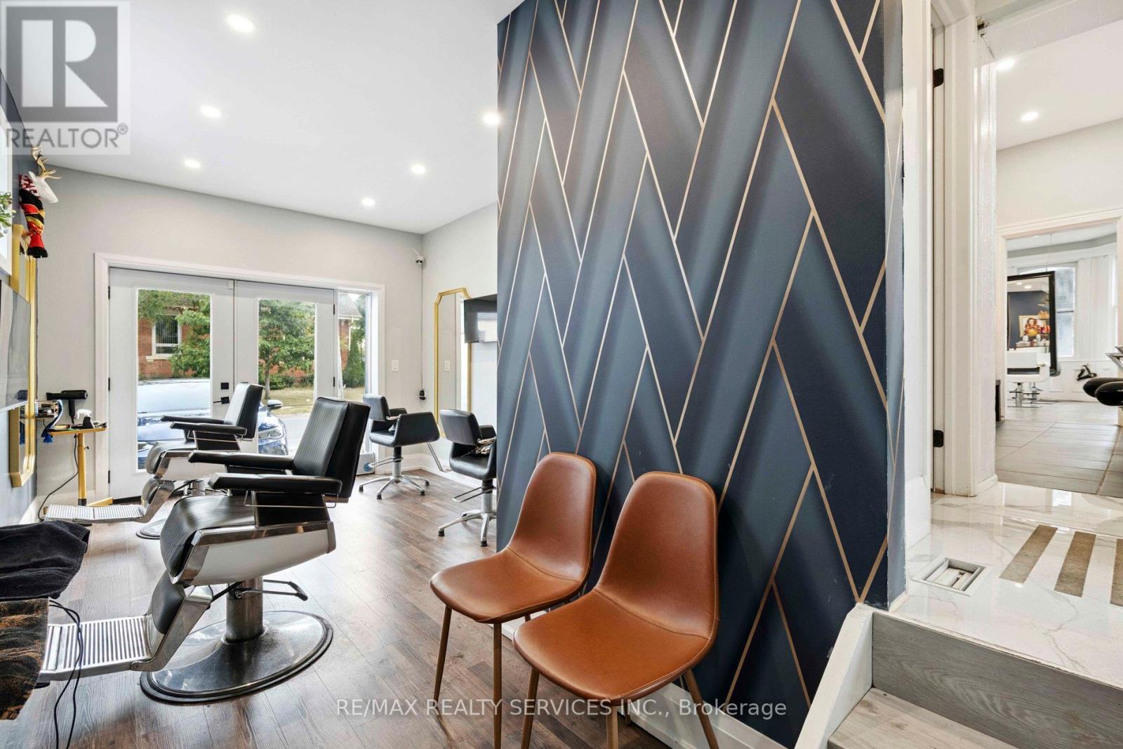 Photo 23 of 127 Queen Street W, Brampton ON