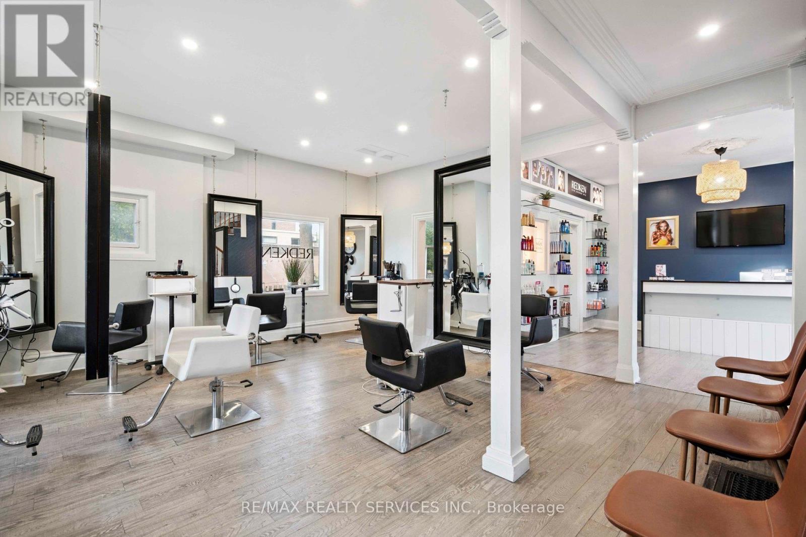 Photo 8 of 127 Queen Street W, Brampton ON